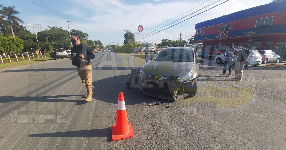 Chocan camioneta y compacto en Coatzintla