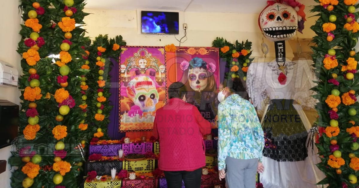 Empleados municipales colocan altar de día de muertos en vísperas de Todos Santos