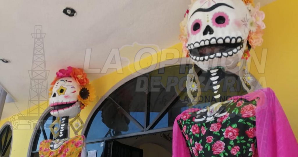 Empleados municipales colocan altar de día de muertos en vísperas de Todos Santos