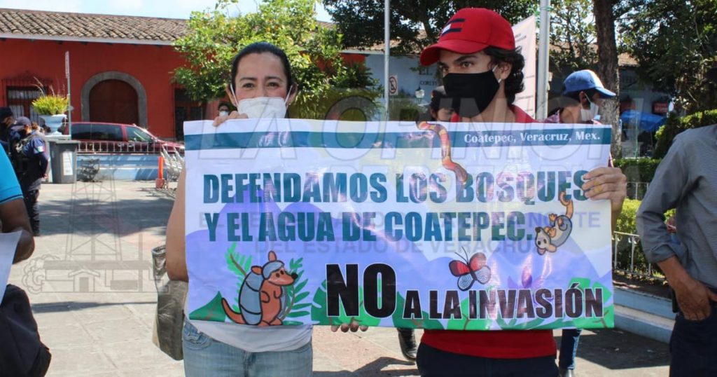 Demandan coatepecanos freno a invasión de Bosque de Niebla