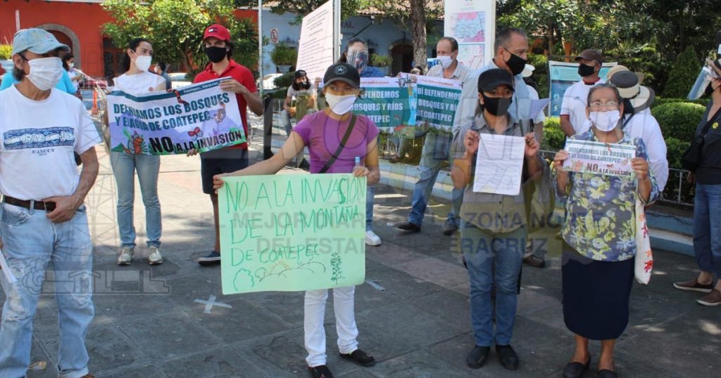Demandan coatepecanos freno a invasión de Bosque de Niebla