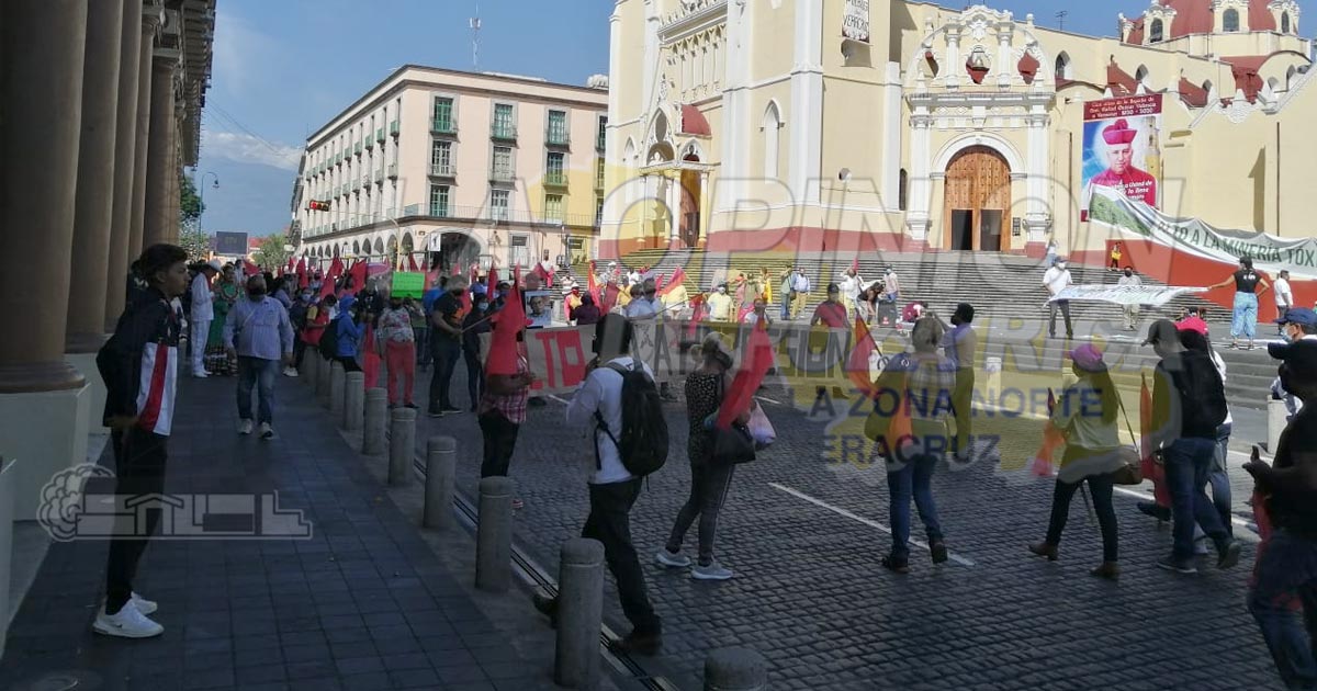 Arremeten Antorchistas: cierran centro de Xalapa