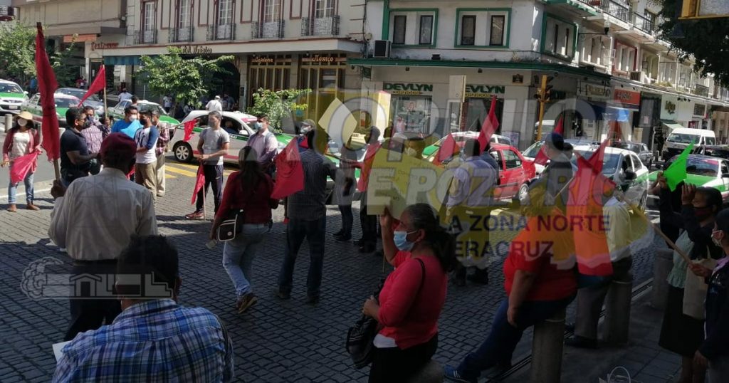 Arremeten Antorchistas: cierran centro de Xalapa