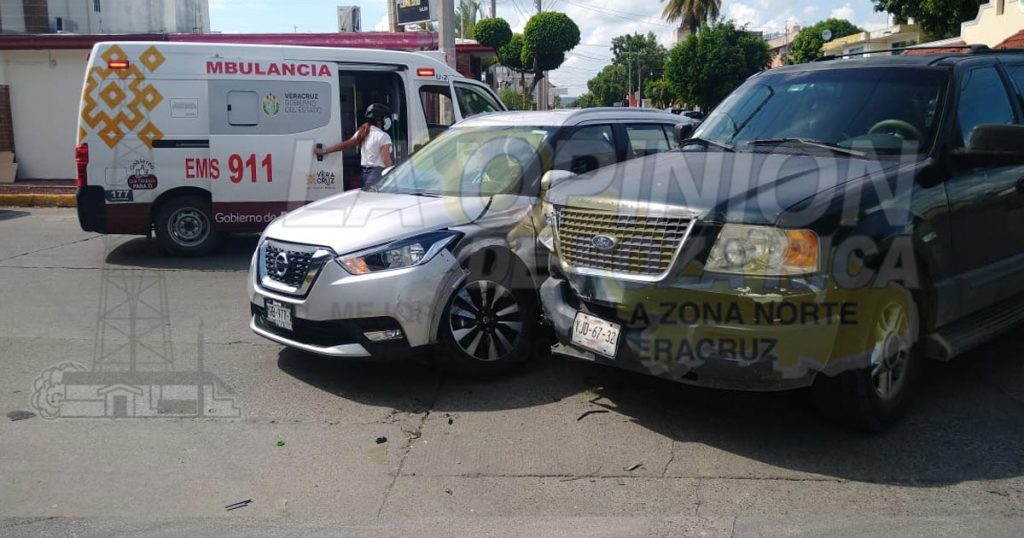 Colisión de camionetas en la Cazones