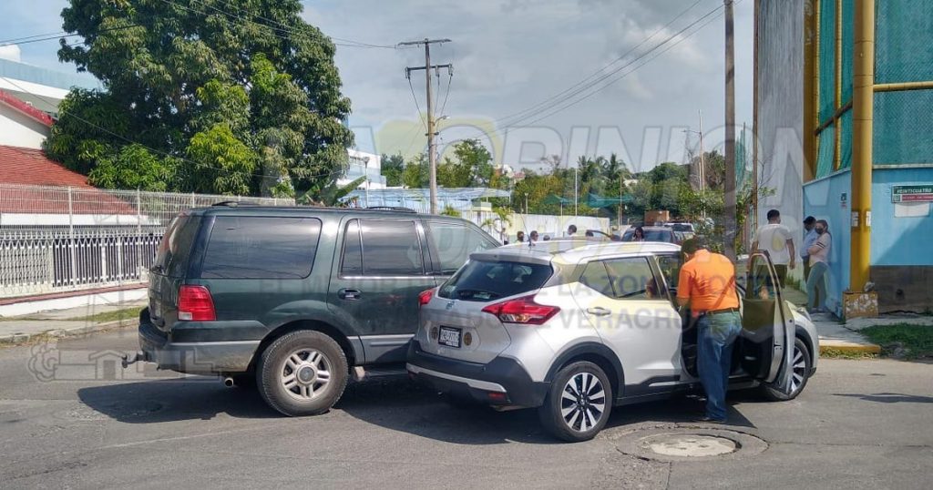Colisión de camionetas en la Cazones