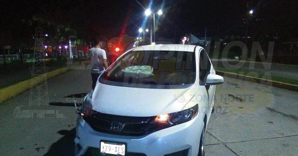 Choca con un marino y huye