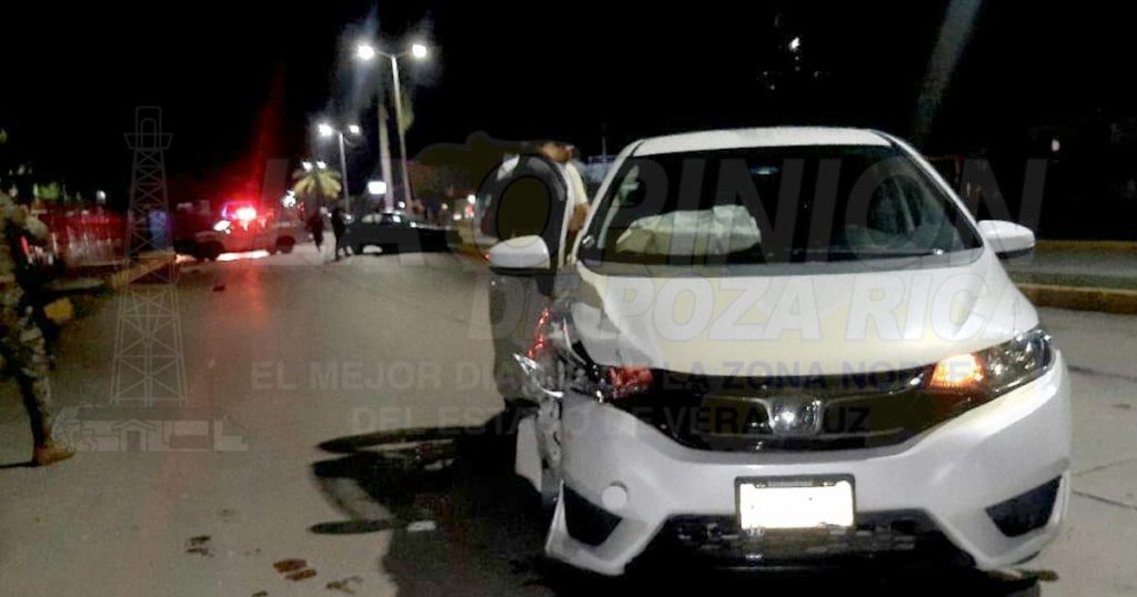 Choca con un marino y huye