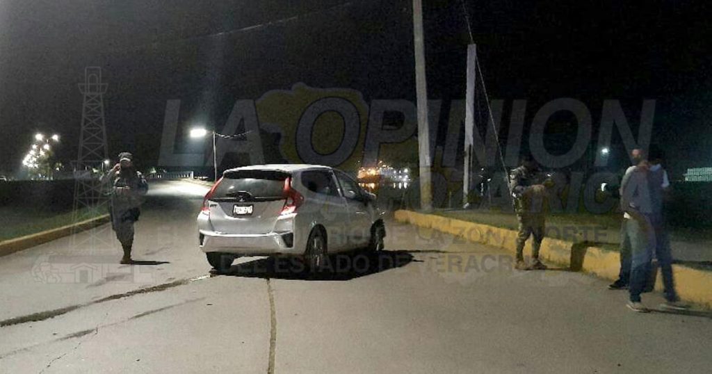 Choca con un marino y huye