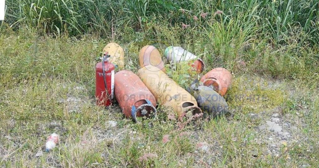 Vuelca camioneta que transportaba tanques de gas