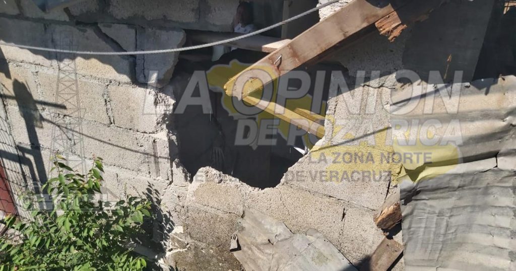 Camioneta de infra se estampa contra una vivienda en Poza Rica