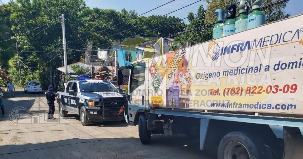 Camioneta de infra se estampa contra una vivienda en Poza Rica