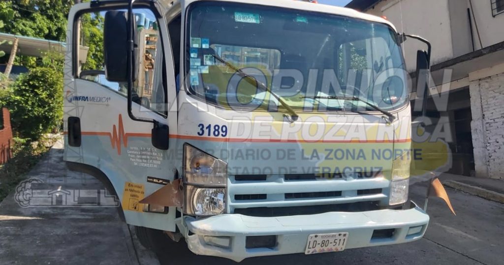 Camioneta de infra se estampa contra una vivienda en Poza Rica