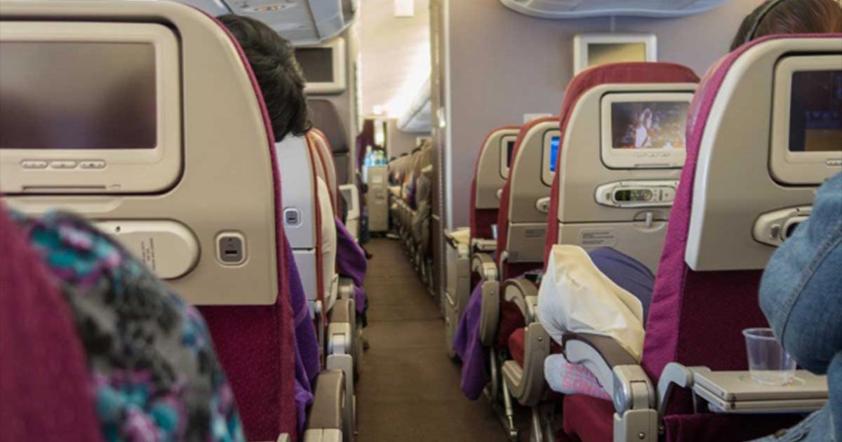 Mujer muere de COVID-19 en pleno vuelo