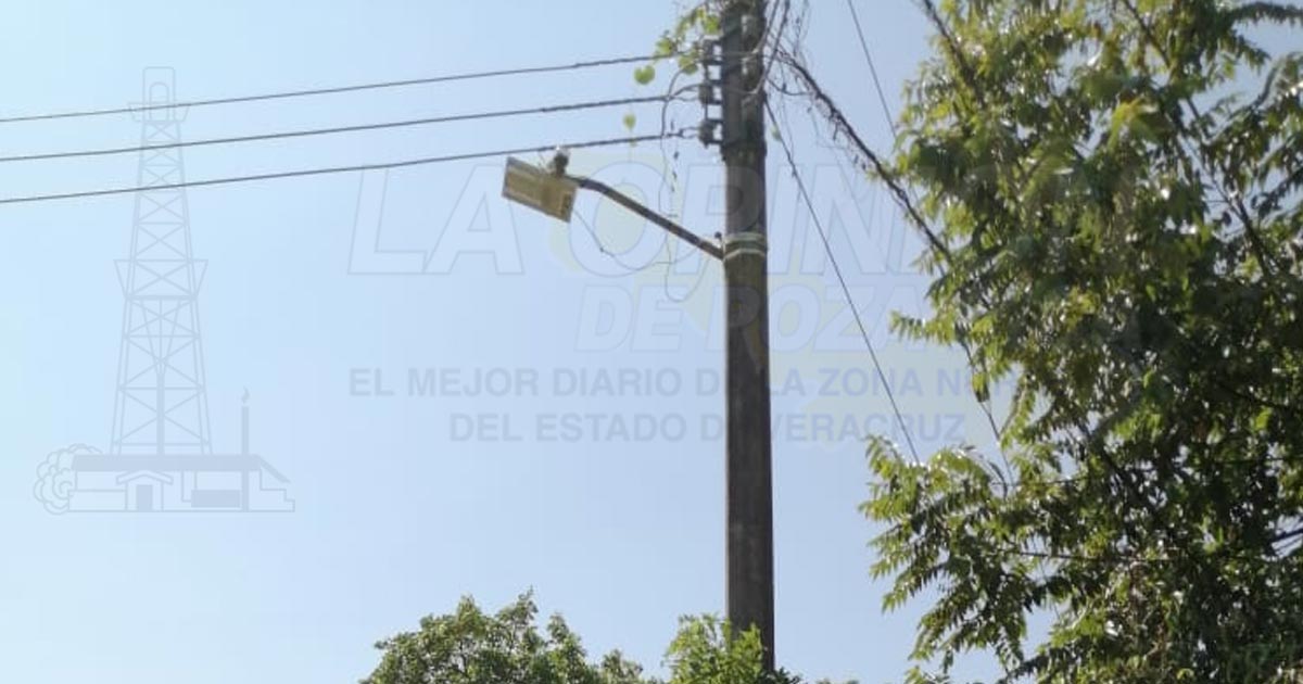 Temen quedarse sin energía por poste a punto de caer de la CFE
