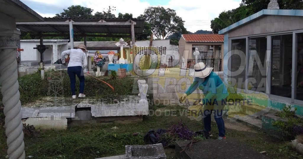 A tambor batiente limpian el panteón