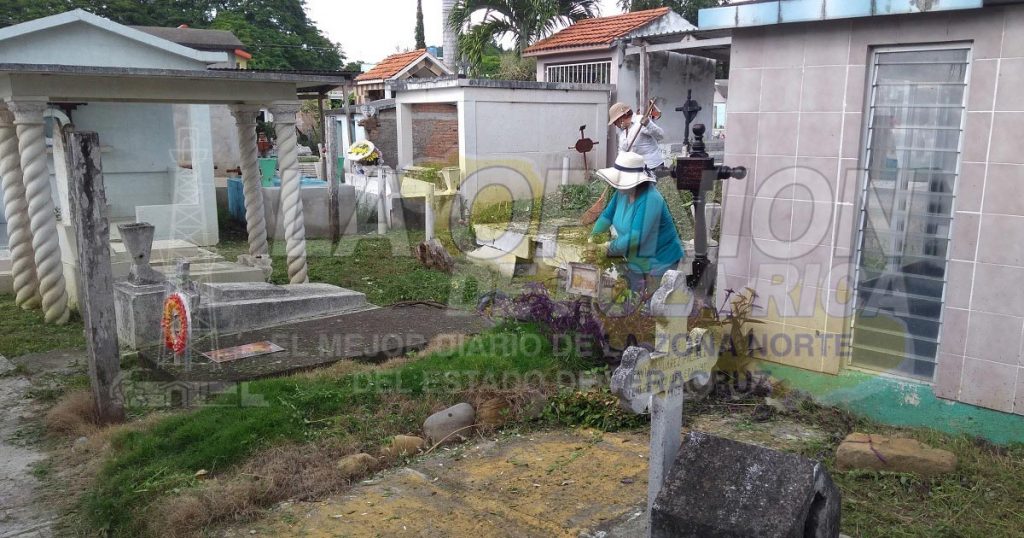 A tambor batiente limpian el panteón