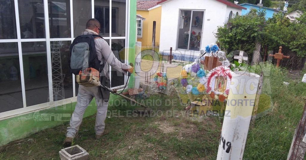 A tambor batiente limpian el panteón