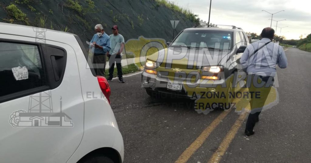 Detiene la marcha y la impactan