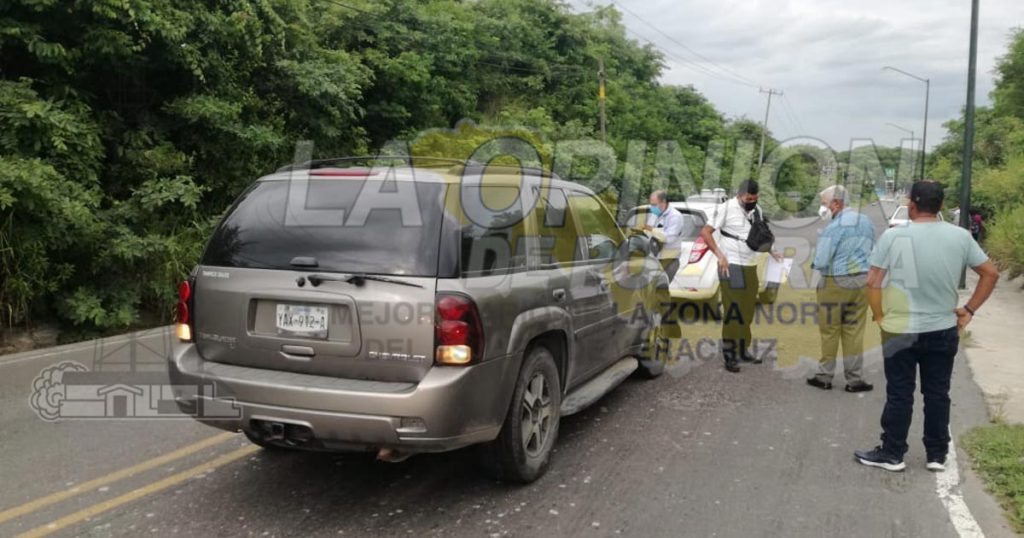 Detiene la marcha y la impactan