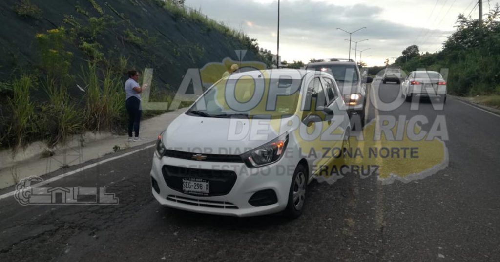 Detiene la marcha y la impactan