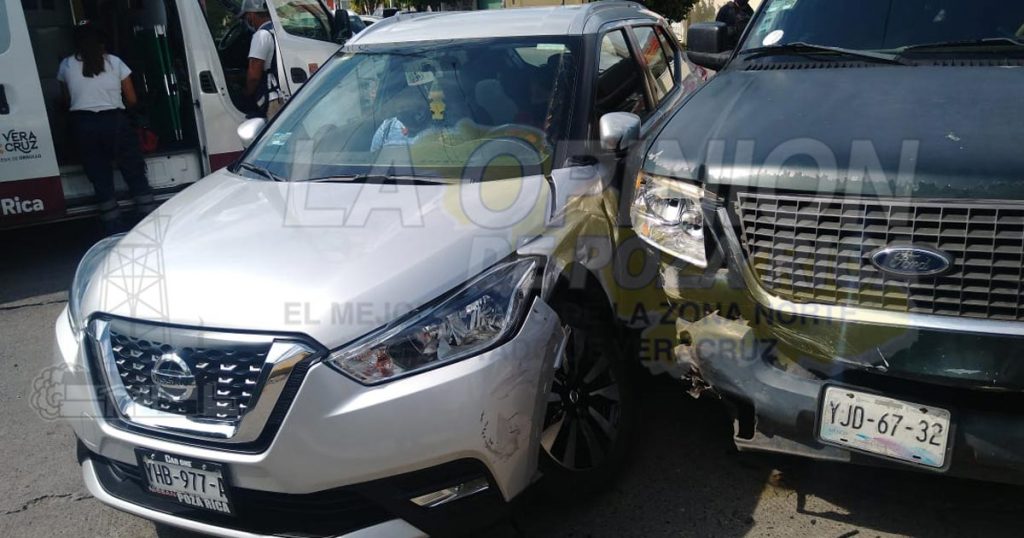 Colisión de camionetas en la Cazones