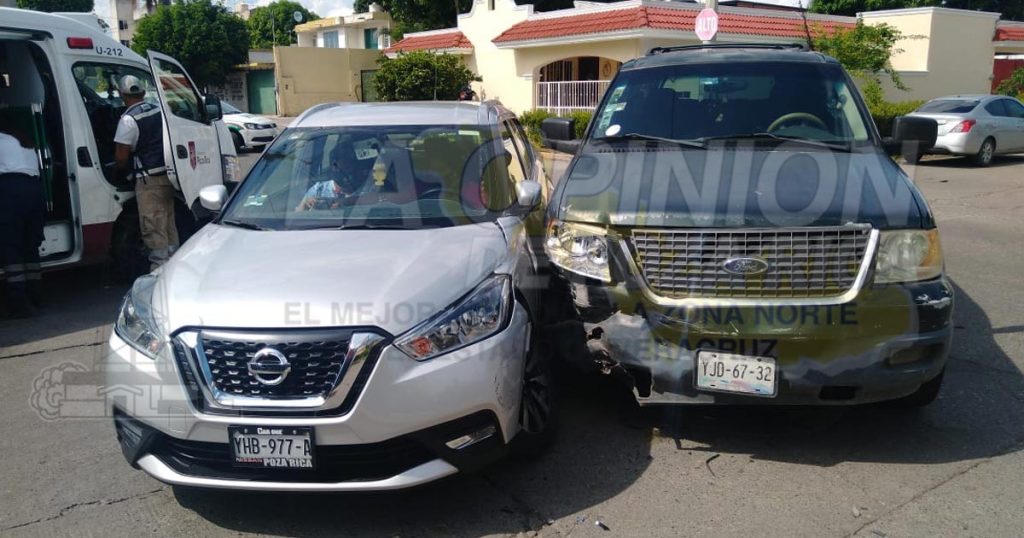 Colisión de camionetas en la Cazones