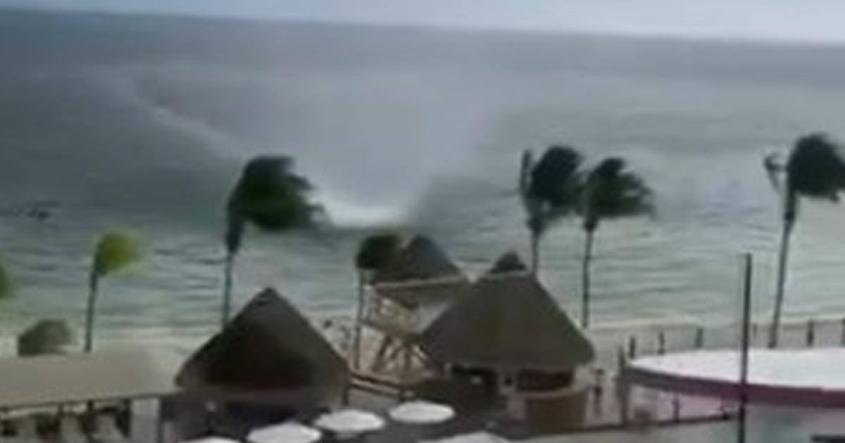 Tromba marina sorprende en Cancún; llegó hasta la costa (+Videos)