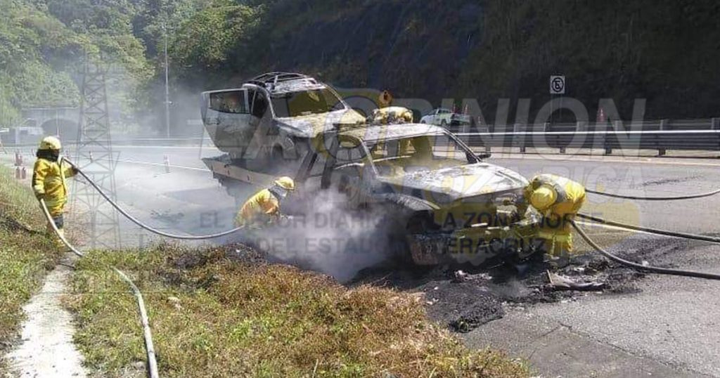 Se incendia grúa sobre la autopista