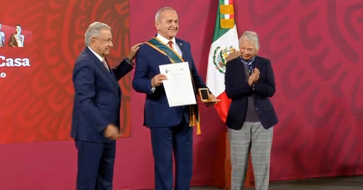 Condecorado, Jesús Seade se despide de la 4T