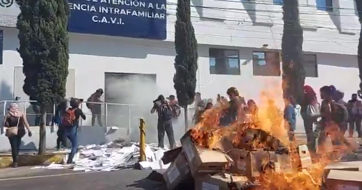 Feministas rompen vidrios y queman archivos en la FGJ