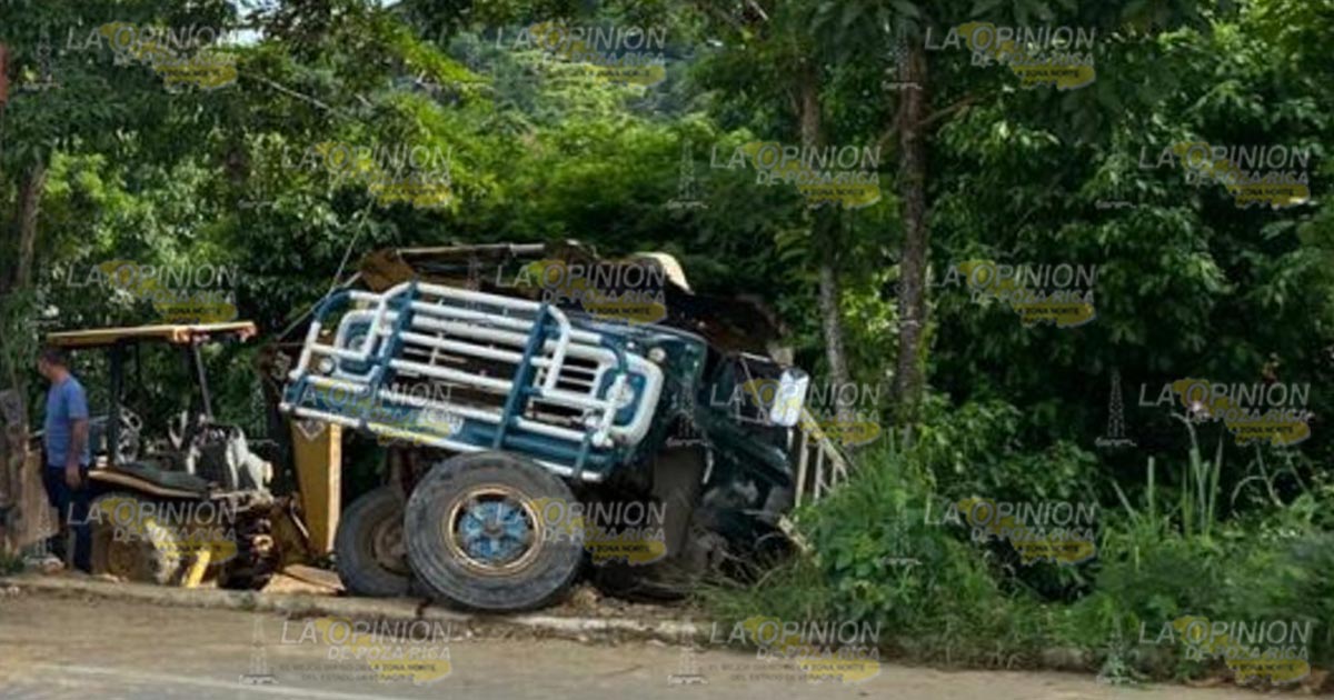 Camión de volteo estuvo a punto de volcar