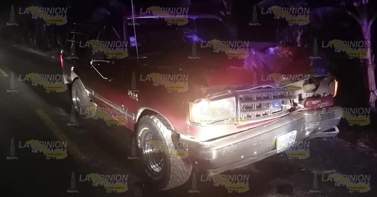 Camioneta choca contra una barda