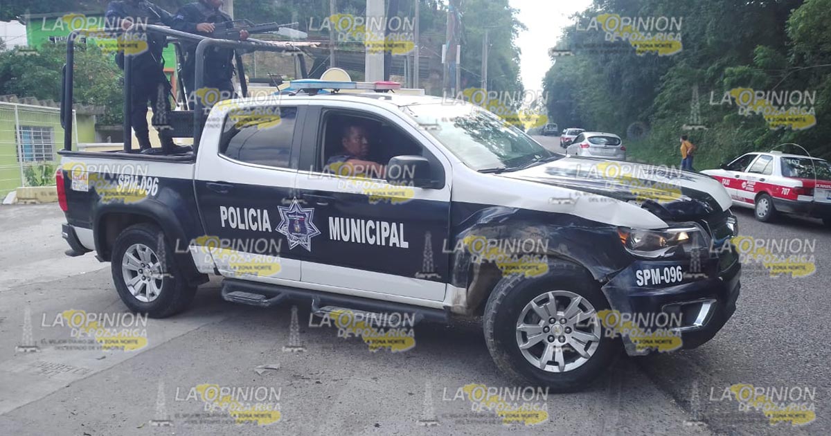 Camioneta oficial choca contra pipa