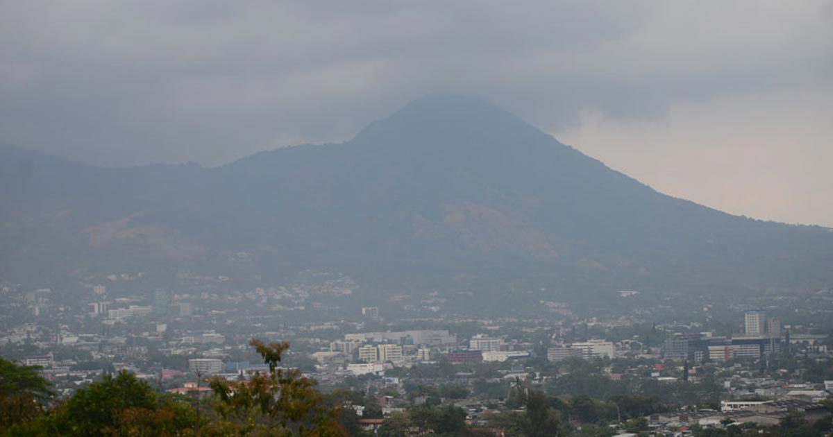 ¿Cómo influye el poderoso huracán Eta en El Salvador mientras se intensifica a categoría 4 rumbo a Nicaragua?