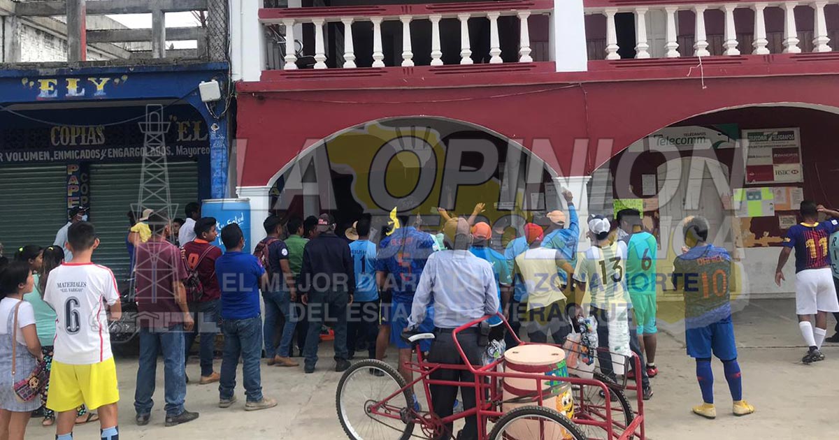 Detienen a inspector, el pueblo lo libera