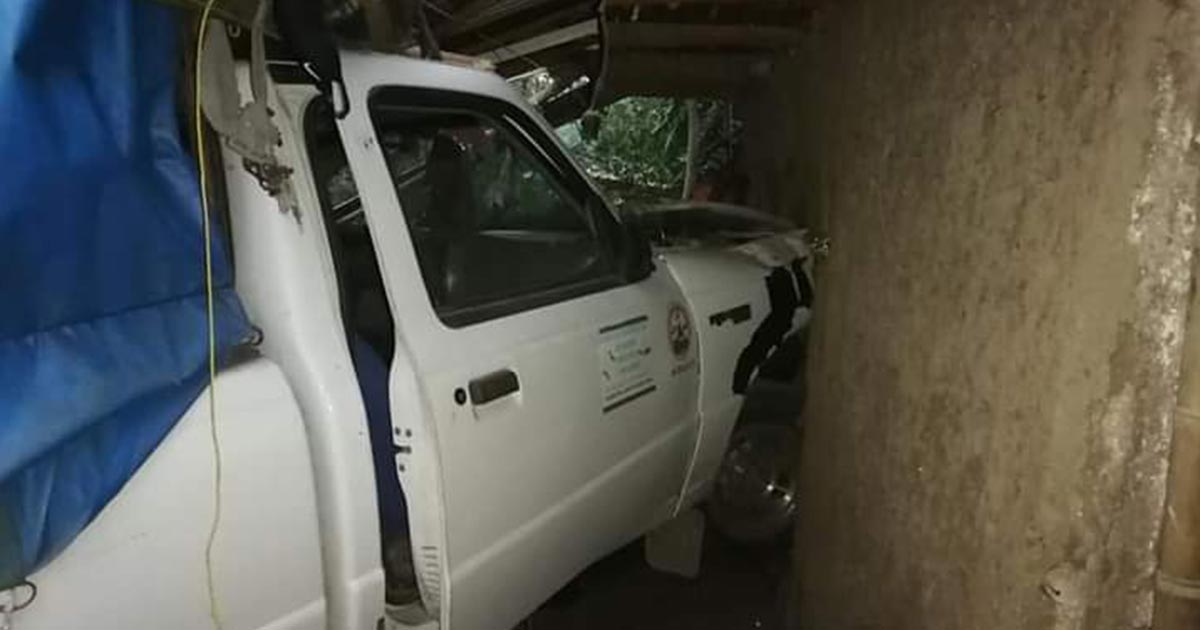 Camioneta cae a una vivienda en Huejutla