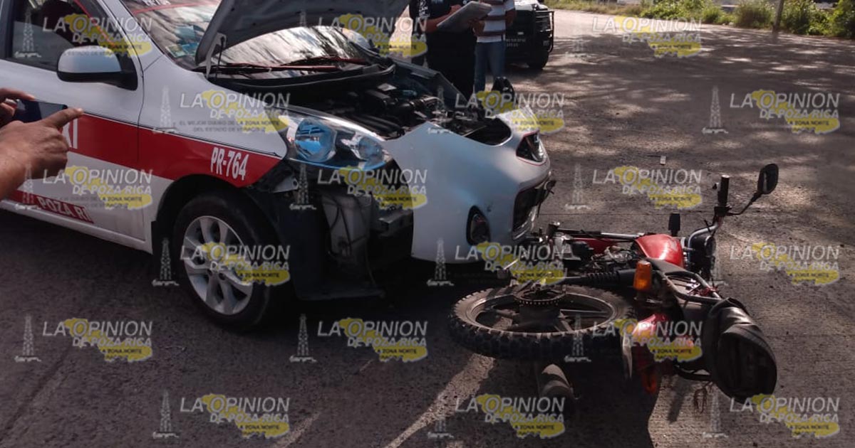 Motociclista es embestido por un taxi en Tihuatlán