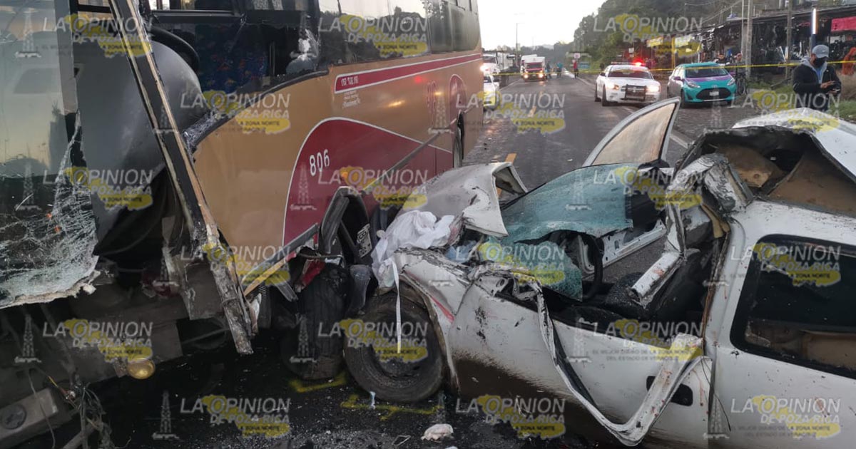 Muere de frente contra autobús