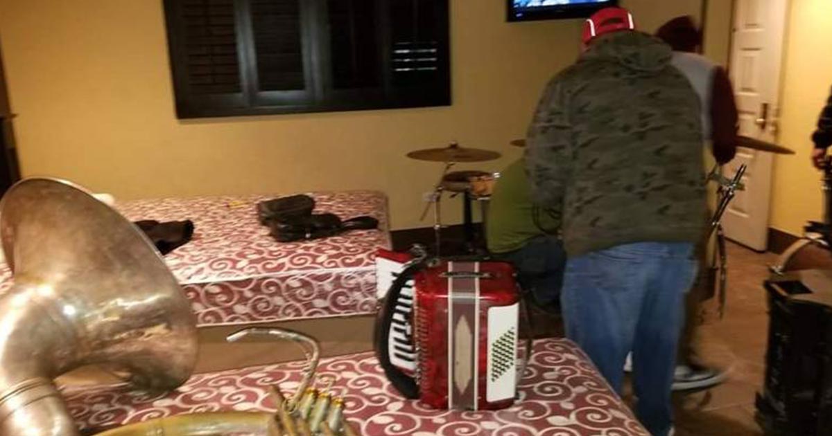 Fiesta en motel acaba con 35 detenidos