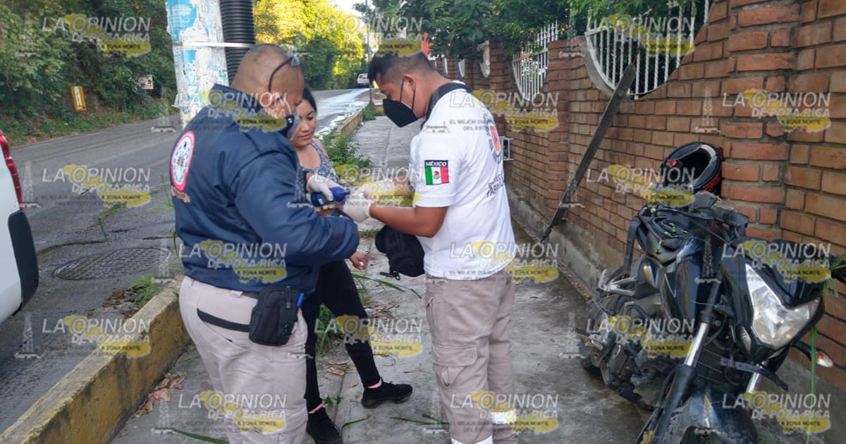 Joven motociclista sufre caída