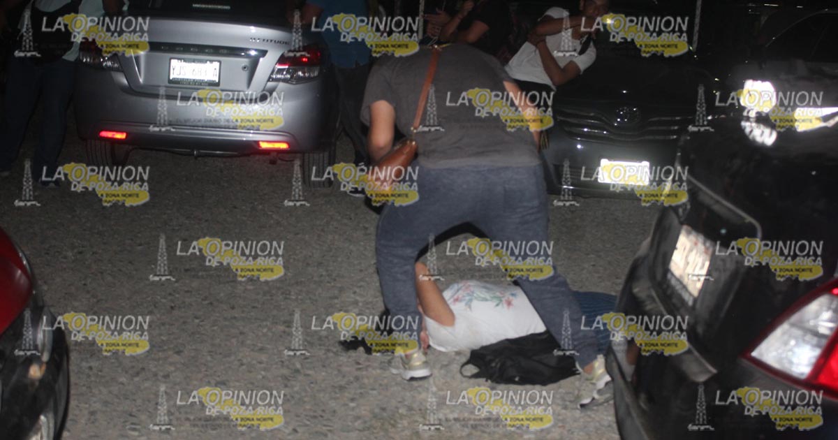 Derrapa en una cancha de futbol