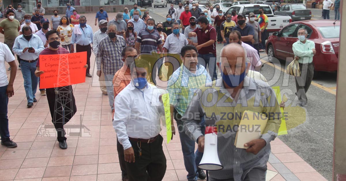 Plantón en el ayuntamiento de Poza Rica