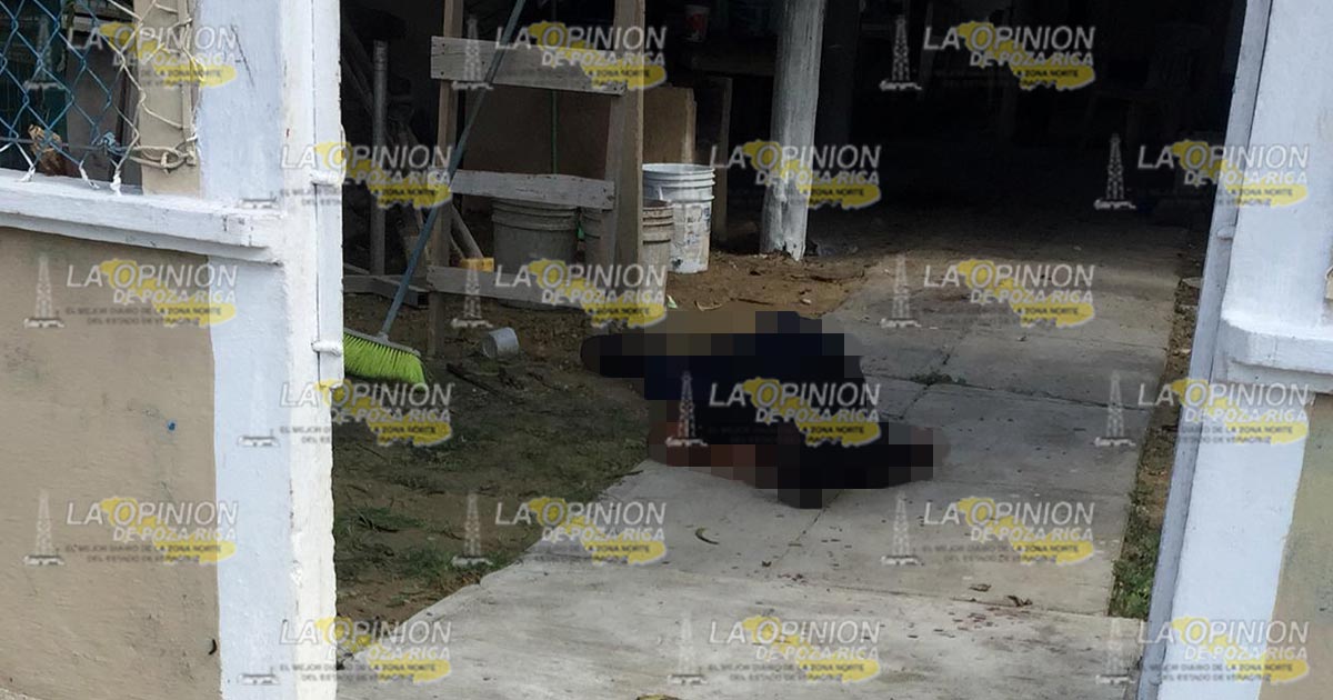 ¡Policía Naval abate a ebrio y agresivo sujeto!