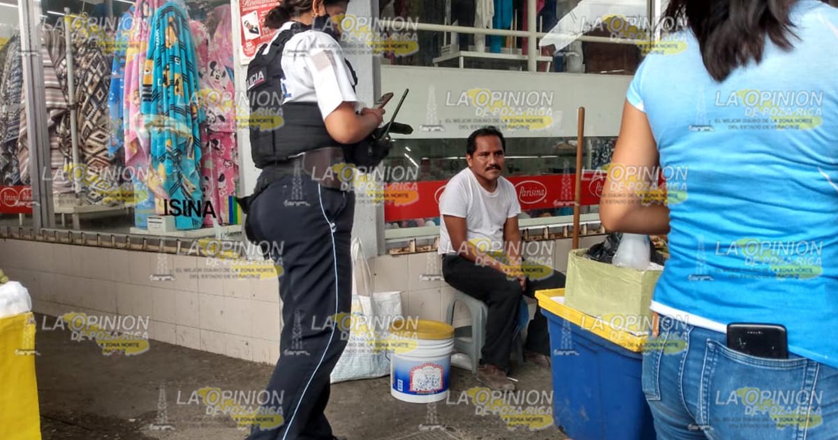 Se desploma y convulsiona en la zona centro de Poza Rica