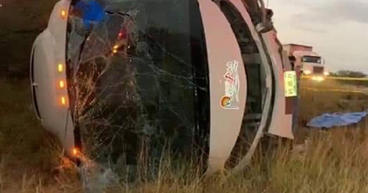 Vuelca autobús de FRENAAA, hay 2 muertos