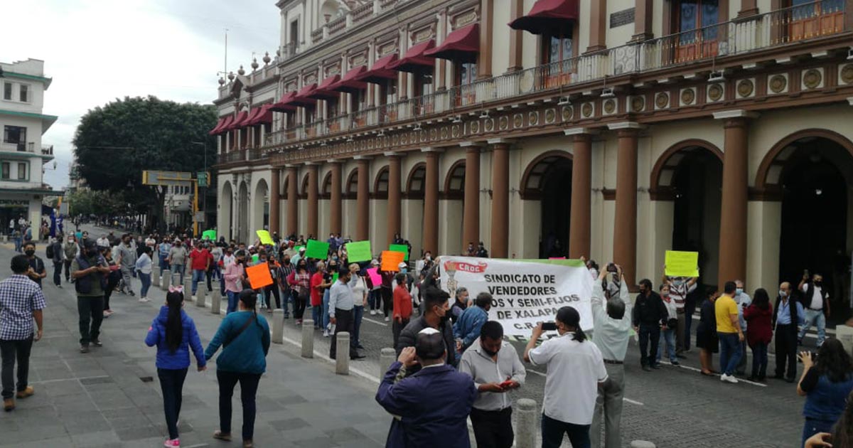 Vendedores bloquean el centro de Xalapa