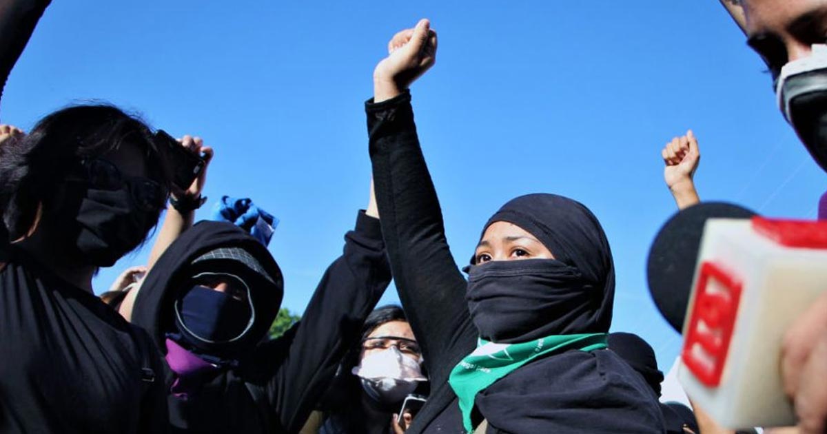 Mujeres se manifiestan en el Zócalo contra la violencia de género