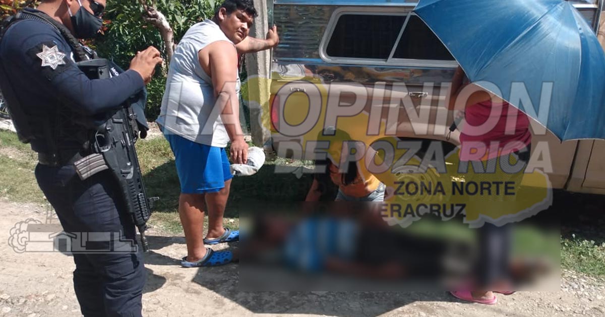 Taxi le pasa las llantas encima de las rodillas en Poza Rica