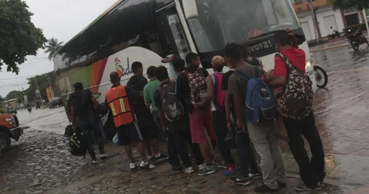 Autobús prensa a tres personas contra una pared, no se reportan detenidos