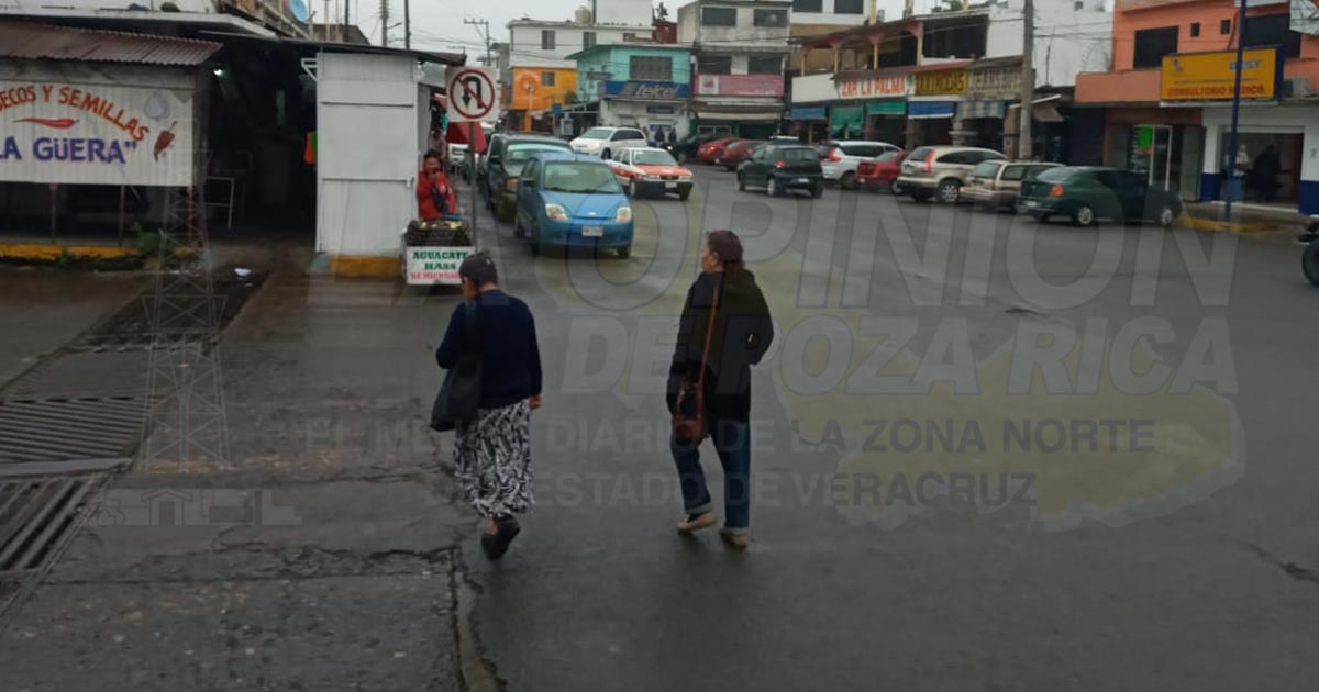 Baches adornan varias calles de la zona centro de Cerro Azul